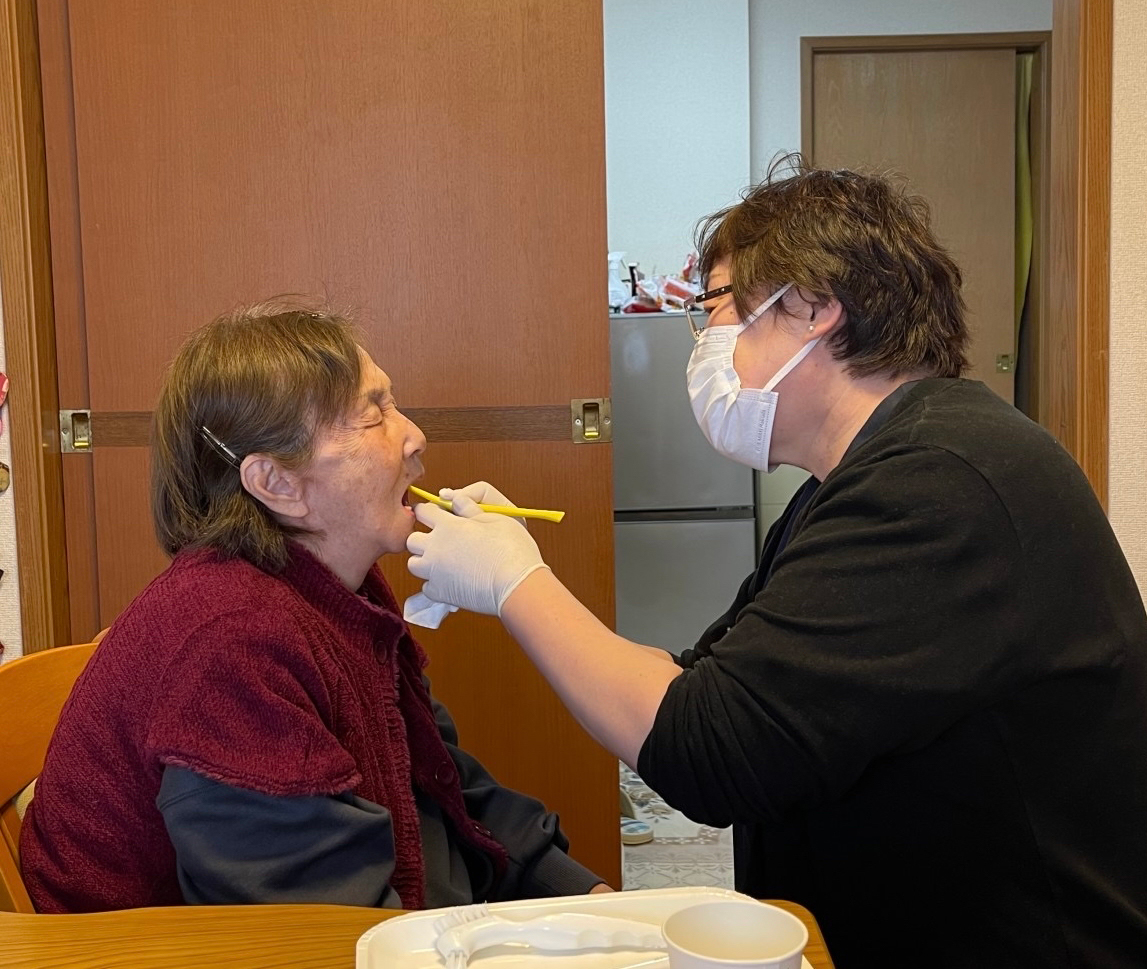 歯科医師・歯科衛生士が、ご自宅や老人福祉施設に訪問し、丁寧に診療を行なってまいります。